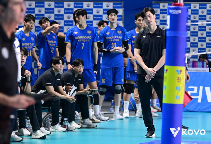 [서울=뉴시스] 남자 프로배구 우리카드의 박철우 감독대행이 18일 서울 장충체육관에서 열린 진에어 2025~2026 V-리그 남자부 현대캐피탈과의 홈경기에서 선수들의 경기를 지켜보고 있다. (사진=KOVO 제공) 2026.01.18. *재판매 및 DB 금지