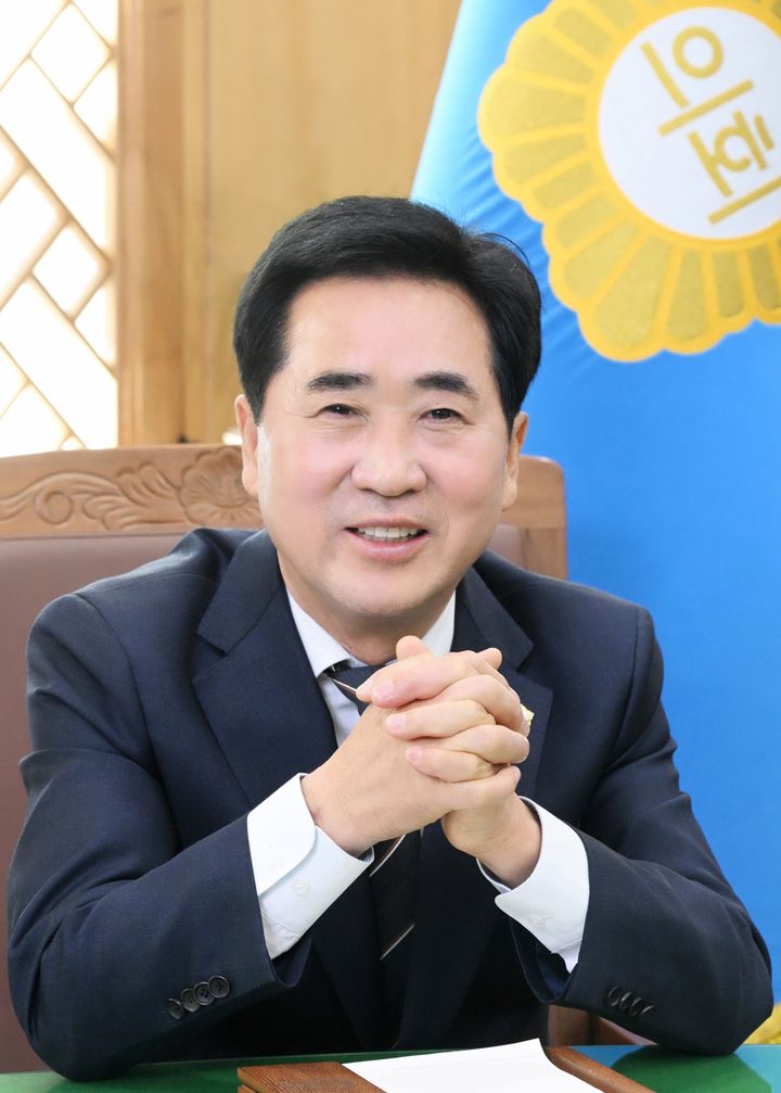 [울산=뉴시스] 울산 울주군의회는 최근 김영철 의원이 집행부를 상대로 한 서면질문을 통해 울주군 공무직 근로자의 불합리한 임금체계를 비판했다고 19일 밝혔다. 사진은 김영철 의원. (사진= 울주군의회 제공) 2026.01.19.photo@newsis.com *재판매 및 DB 금지