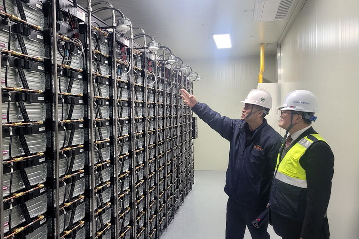 [세종=뉴시스]윤상옥 남부발전 재생에너지전무(오른쪽)가 지난 16일 솔라시도 태양광 발전소를 찾아 ESS설비를 점검하고 있다.(사진=남부발전 제공) *재판매 및 DB 금지