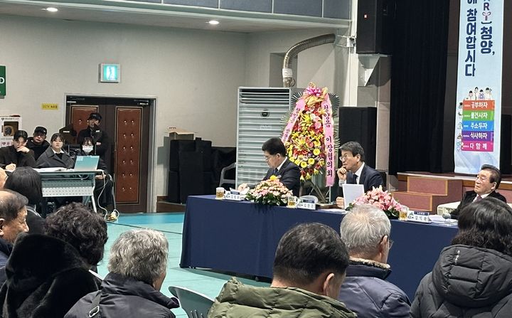 [청양=뉴시스] 조명휘 기자 = 김돈곤 충남 청양군수가 19일 청양읍을 찾아 주민과 대화의 시간을 갖고 있다. (사진= 청양군 제공) 2026.01.19. photo@newsis.com *재판매 및 DB 금지