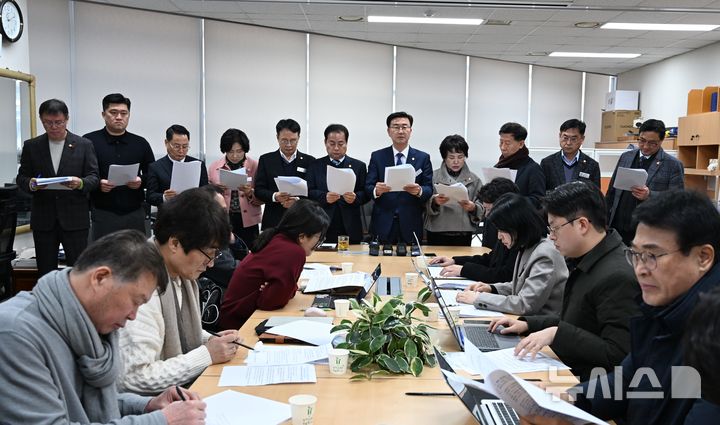 [완주=뉴시스] 완주군의회 의원들이 19일 군 브리핑룸에서 기자회견을 열고 김관영 전북도지사와 일부 정치권이 제기하는 완주·전주 행정통합 시도를 규탄하고 있다. (사진= 완주군의회 제공) 2026.01.19 *재판매 및 DB 금지