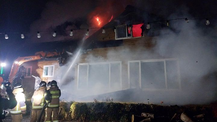 [고성(경남)=뉴시스] 신정철 기자= 19일 오전 1시 5분께 경남 고성군 대가면 척정리 한 단독주택에서 불이나 126.72㎡ 규모의 건물 1채를 태우고 4시간만에 진화됐다.사진은 화재 진화 현장 모습.(사진=경남소방본부 제공).2026.01.19. photo@newsis.com *재판매 및 DB 금지