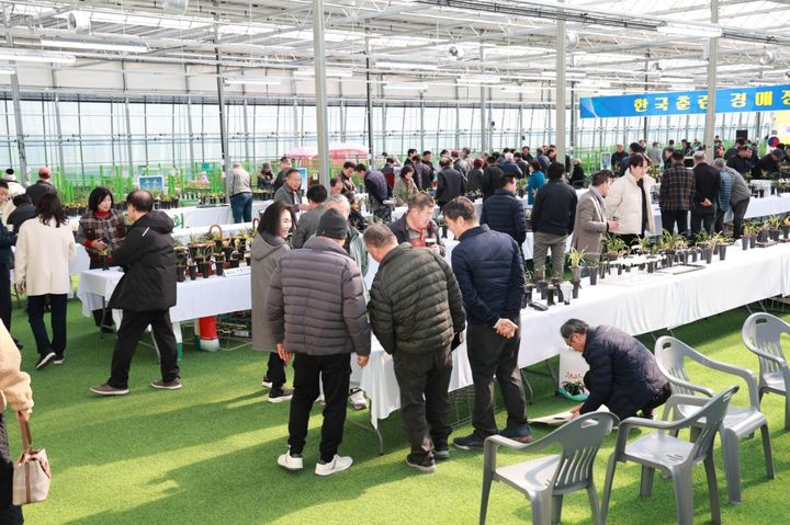 [화순=뉴시스] 전남 화순군은 능주면 화순춘란 재배온실에서 '한국 춘란 최초 수출 기념식'을 열었다고 19일 밝혔다. (사진=화순군 제공) 2026.01.19. photo@newsis.com *재판매 및 DB 금지