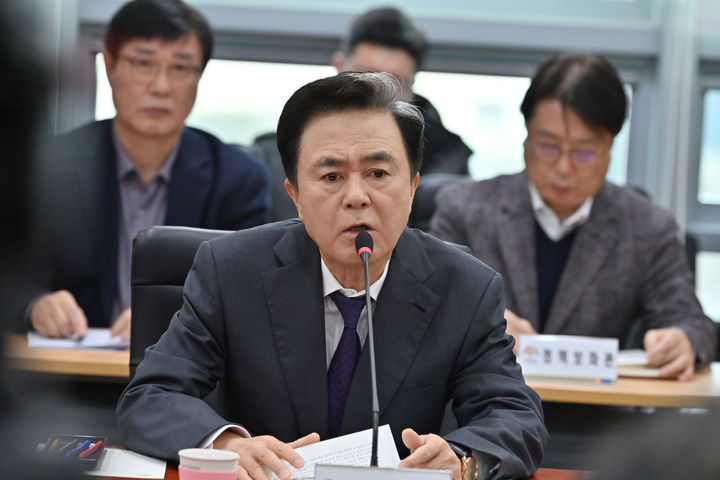 [홍성=뉴시스] 김태흠 충남지사, 실국원장회의 주재 모습. *재판매 및 DB 금지