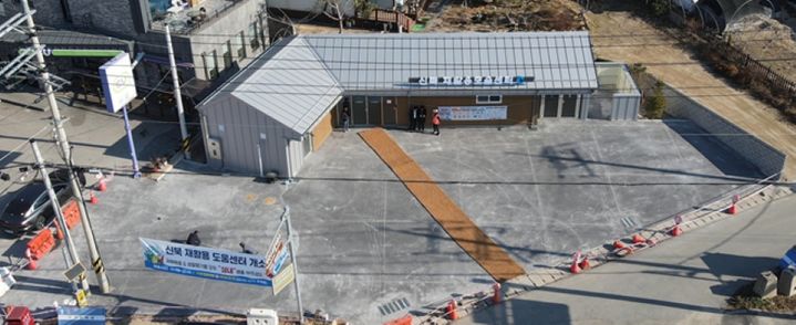 [춘천=뉴시스] 19일 춘천시는 도내 최초로 신북읍 산천리에 도입한 실내형 거점 분리 배출 시설 ‘신북 재활용 도움 센터’가 지난해 12월부터 올해 1월까지 시범 운영을 거쳐 오는 21일 본격 운영에 들어간다고 밝혔다. 춘천시 제공. *재판매 및 DB 금지