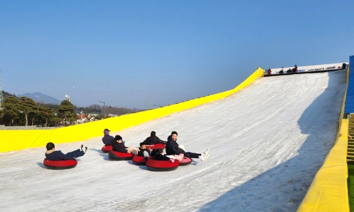 제천비행장 눈썰매장에 지난 주말 5000명 구름 인파 