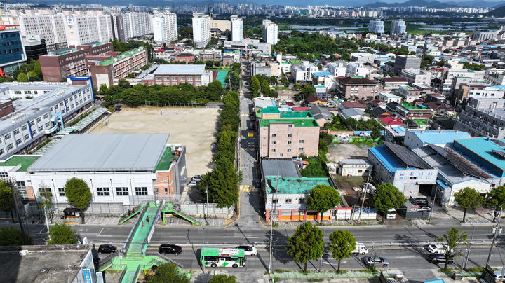 [광주=뉴시스] 광주 광산구 우산동 뉴빌리지 사업의 하나로 통학로 개선 공사가 이뤄지는 광산중~송우초 일대. (사진 = 광주 광산구 제공) 2026.01.19. photo@newsis.com *재판매 및 DB 금지