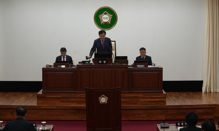19일 태백시의회 본회의장에서 고재창 의장이 시의회 제290회 임시회 개회를 선언하고 있다.(사진=태백시의회 제공) *재판매 및 DB 금지