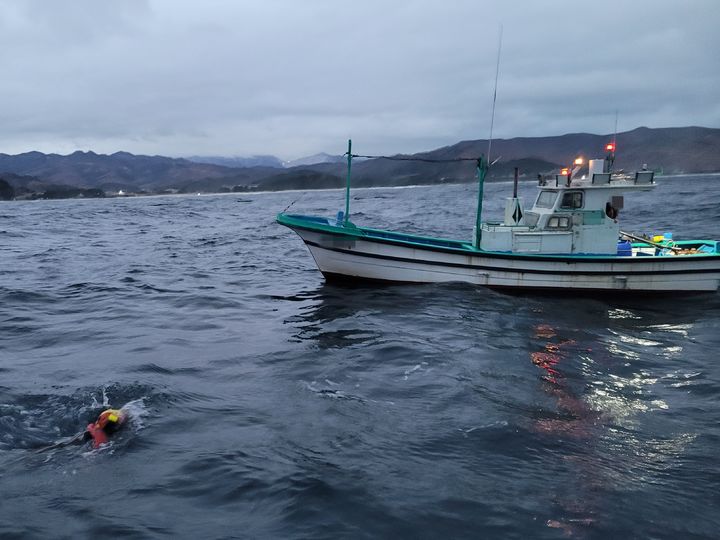[동해=뉴시스] 19일 동해해양특수구조대 잠수사가 스크루에 부유물이 감겨 항해가 불기능한 어선으로 다가가고 있다.(사진=동해해경 제공)photo@newsis.com *재판매 및 DB 금지