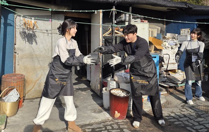 [서울=뉴시스] SOOP은 지난 16일 개그맨과 스트리머, 임직원이 함께 참여한 연탄 나눔 봉사활동을 진행했다고 19일 밝혔다. (사진=SOOP 제공) *재판매 및 DB 금지