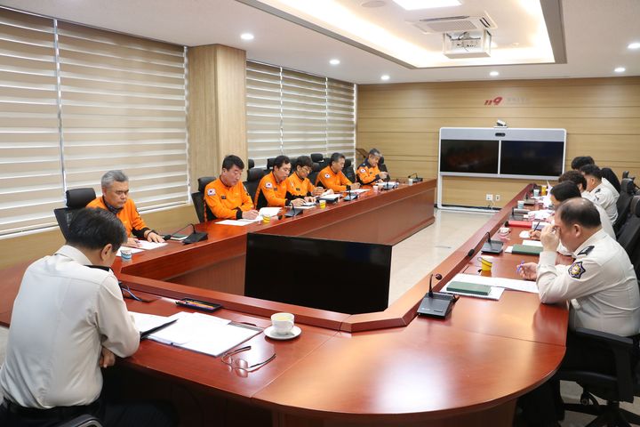 [동해=뉴시스] 동해소방서가 대형 산불 발생 위험이 높은 봄철과 가을철을 대비해 '2026년 산불예방 및 대비·대응 대책회의를 갖고 있다.(사진=동해소방서 제공)photo@newsis.com *재판매 및 DB 금지