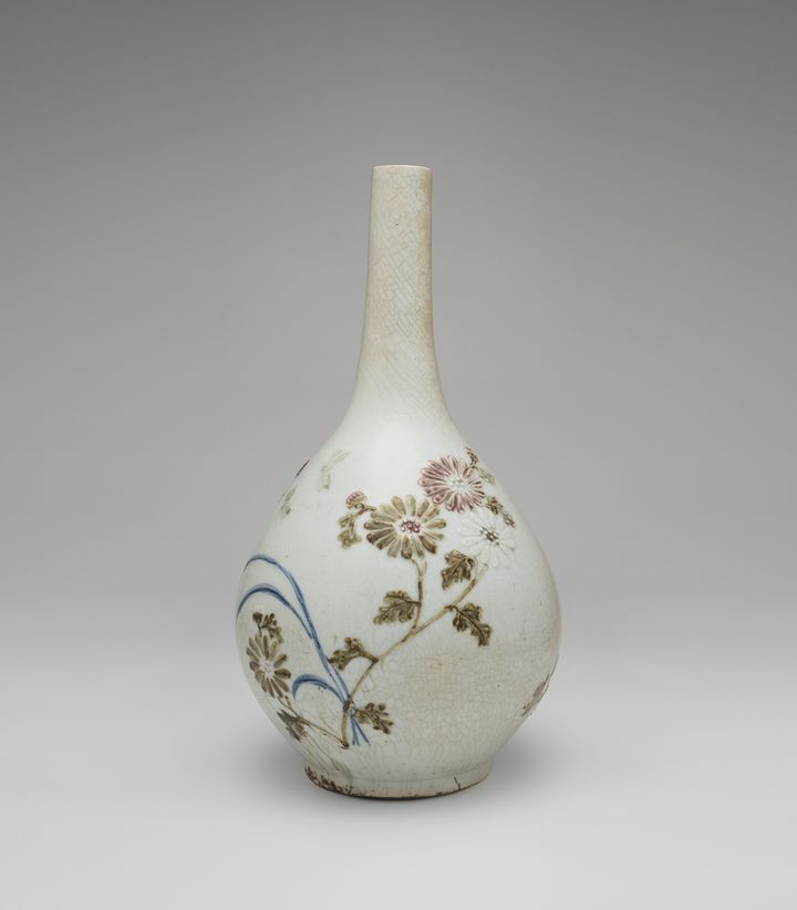 2간송(보화각)_봄전시_백자청화철채동채초충난국문병 ⓒ 간송미술문화재단 *재판매 및 DB 금지