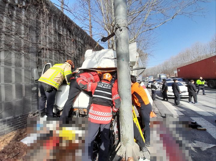 8중 추돌사고 난 도로 인근서 또 추돌사고…1명 중상