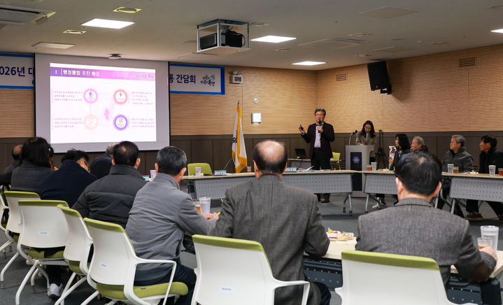 [대전=뉴시스] 조명휘 기자 = 정용래 대전 유성구청장이 19일 진잠동 행정복지센터에서 '주민 공감·소통 간담회'를 열고 대전충남 행정통합에 대한 설명을 하고 있다. (사진= 유성구 제공) 2025.01.19. photo@newsis.com *재판매 및 DB 금지