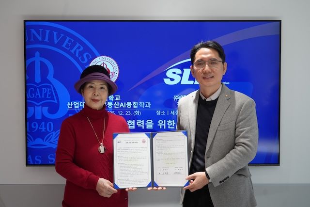 [서울=뉴시스] 최진호(오른쪽) 세종대 산업대학원장과 고귀연 ㈜에스엘아이 평생교육원 회장이 업무협약 기념 촬영을 하고 있다. (사진=세종대 제공) 2026.01.19. photo@newsis.com *재판매 및 DB 금지