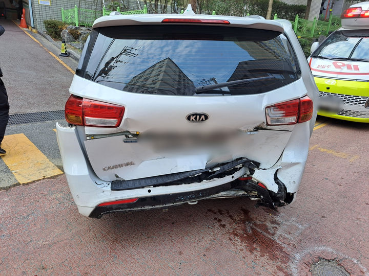 다른 차량 추돌 승용차, 학교 주차장 벽면 충돌…4명 경상