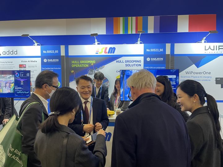 [대전=뉴시스]대전 D-유니콘 기업들이 CES 2026을 계기로 글로벌 바이어 및 투자자와의 직접 비즈니스 연계를 통해 수출·투자 협력 성과를 냈다. 글로벌 바이어들이 대전기업 부스를 찾아 상담을 벌이고 있다. 2026. 01. 19 photo@newsis.com *재판매 및 DB 금지