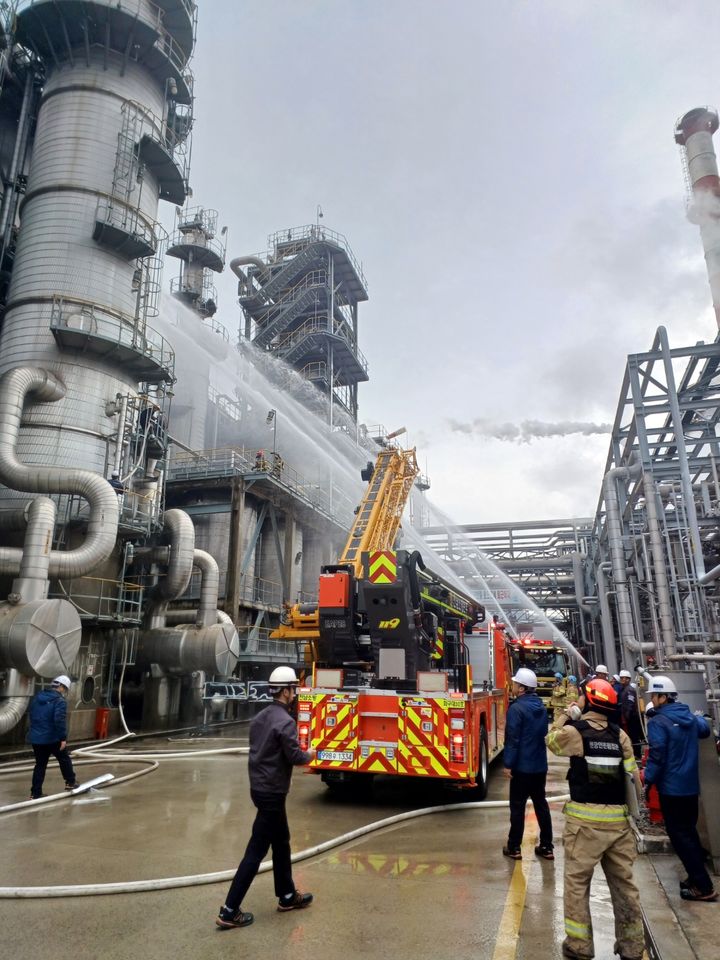 여수산단 공장서 화재 10분 만에 진화…1명 중상·1명 경상(종합)