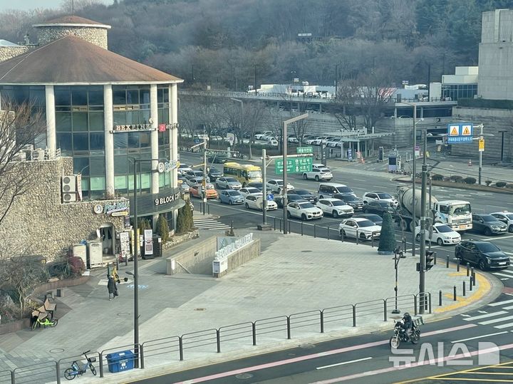 [서울=뉴시스]교통섬 철거 및 보도 확장.
