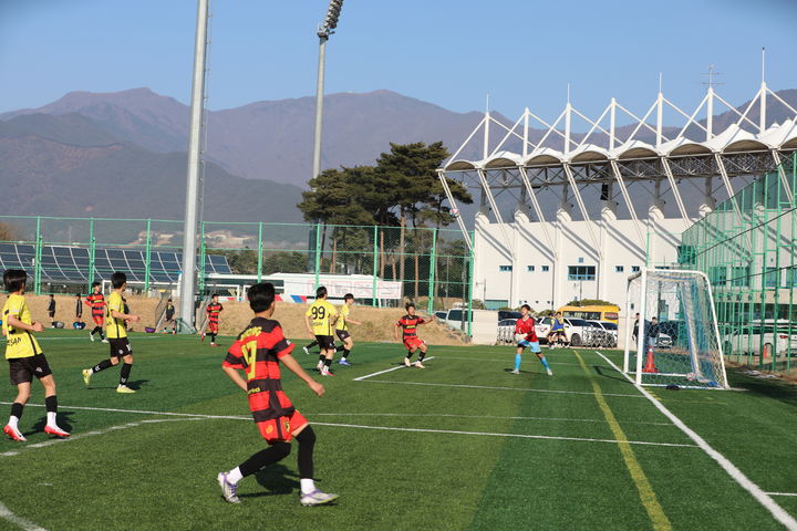 [구례=뉴시스] 축구 유소년팀이 전남 구례를 찾아 동계 전지훈련하고 있다. (사진=구례군 제공) 2026.01.19. photo@newsis.com *재판매 및 DB 금지