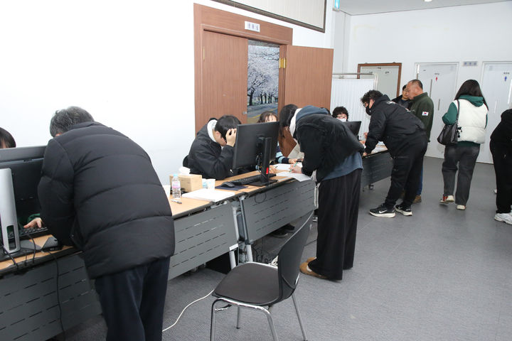 [정읍=뉴시스] 정읍시의 민생회복지원금 지급 첫날인 19일 내장상동주민센터 접수처에서 시민들이 지원금을 신청하고 있다. *재판매 및 DB 금지