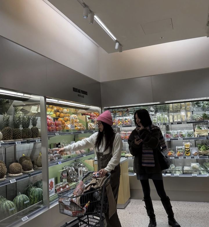 62세 황신혜, 붕어빵 딸과 마트 데이트…멜빵 입고 찰칵