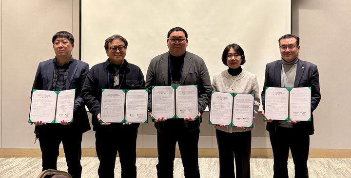 [논산=뉴시스] 협약을 맺은 건양대, 청운대, 한서대 등의 관계자들 기념촬영. (사진=건양대 제공) 2026.01.19. photo@newsis.com *재판매 및 DB 금지