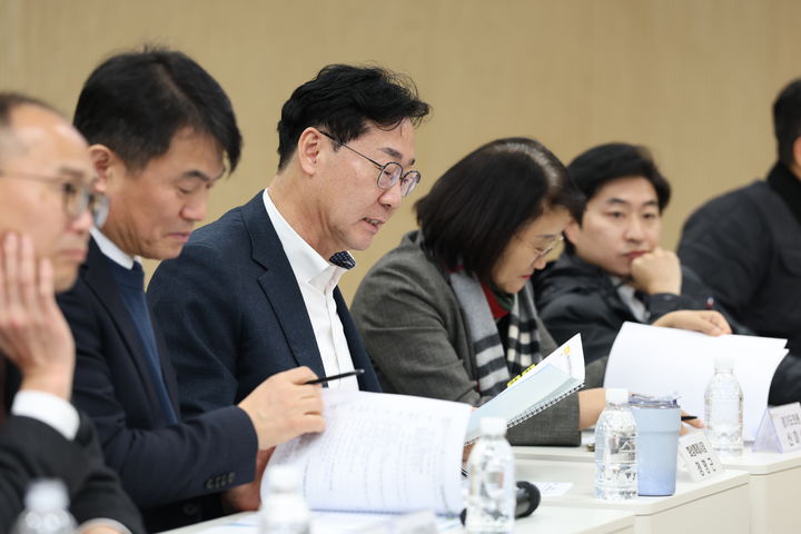 [화성=뉴시스]정명근 화성시장이 15일 광역비즈니스컴플렉스 민관정공협의체 2차 회의에서 광비콤 개발계획에 대한 의견을 말하고 있다.(사진=화성시 제공)2026.01.19.photo@newsis.com *재판매 및 DB 금지