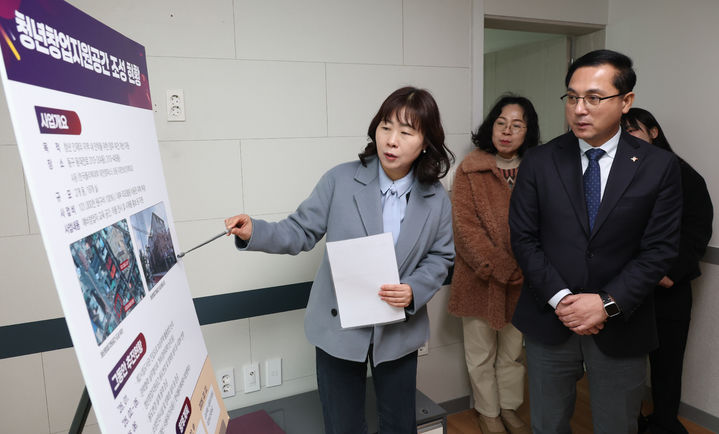 [대전=뉴시스] 조명휘 기자 = 박희조 대전 동구청장이 19일 대학에 조성된 청년창업지원공간에 대한 현장 점검을 벌이고 있다. (사진= 동구청 제공) 2026.01.19. photo@newsis.com *재판매 및 DB 금지