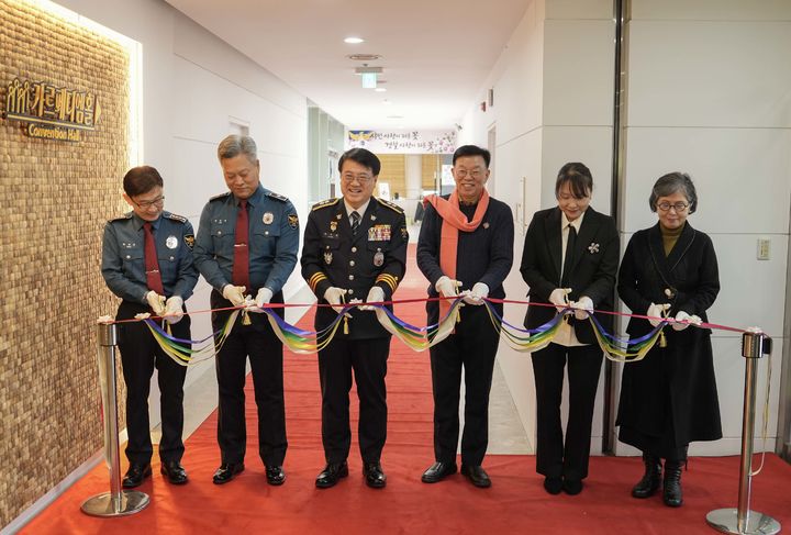 [대전=뉴시스] 대전경찰청이 19일 청사 10층 카르페디엠홀에서 '경찰사랑시 캘리그라피 공모전' 시상식 및 전시회를 열었다.(사진=대전경찰청 제공) 2026.01.19. photo@newsis.com *재판매 및 DB 금지