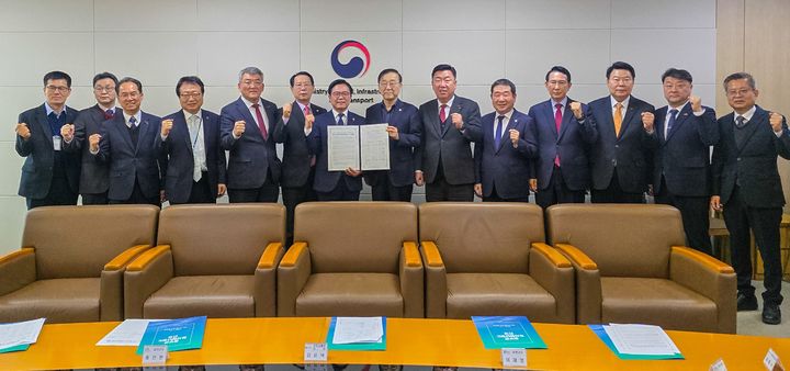  [영주=뉴시스] 경북, 충남,충북 등 3도 13개 시장군수 협력체 관계자들이 19일 국토교통부를 방문해 중부권 동서횡단철도 국가계획 반영을 촉구한 후 기념사진을 찍고 있다. (사진=영주시 제공) 2026.01.19. photo@newsis.com *재판매 및 DB 금지