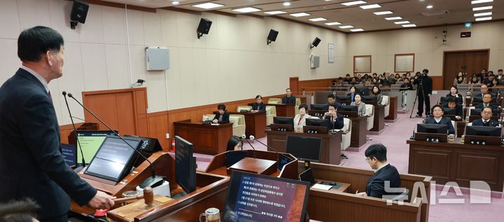 [제천=뉴시스] 이병찬 기자 = 충북 제천시의회가 19일 새해 첫 제353회 임시회 본회의를 열고 있다. 시의회는 오는 21일 폐회할 이번 회기에서 제천화재참사 유족지원 조례를 제정할 예정이다.(사진=제천시의회 제공)2026.01.19.photo@newsis.com
