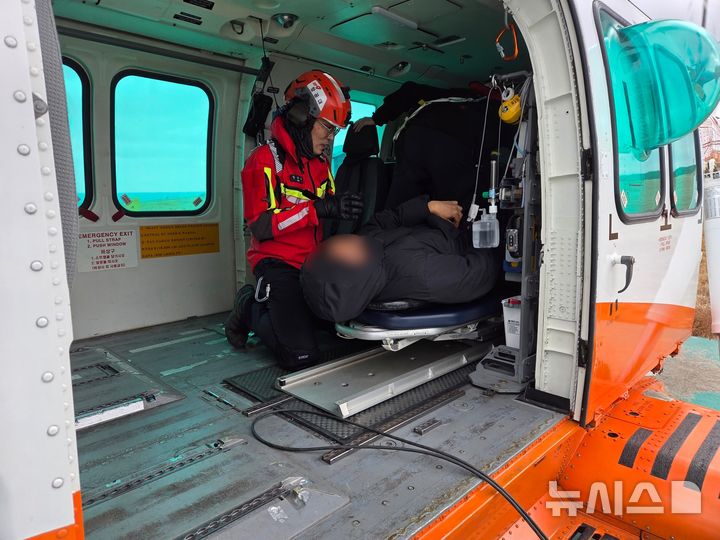 [제주=뉴시스] 초속 25m의 강풍이 기록된 19일 오후 제주 서귀포시 마라도에서 뇌경색 증세를 보인 50대가 소방헬기 한라매에 의해 병원으로 이송되고 있다. (사진=제주소방안전본부 제공) 2026.01.19. photo@newsis.com 