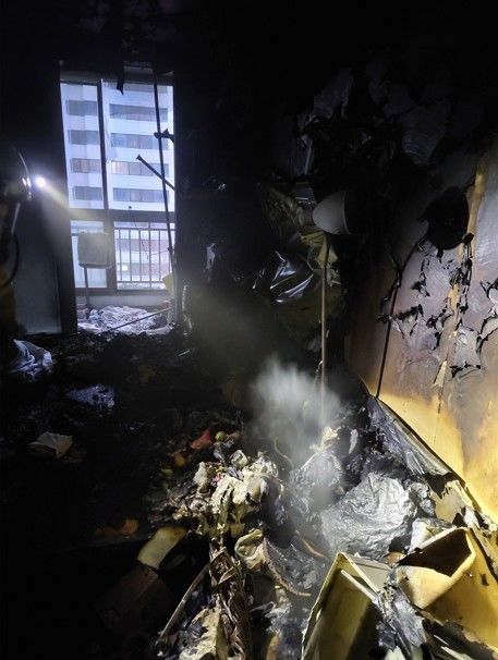 [광양=뉴시스] 19일 오후 5시23분께 전남 광양시 한 아파트에서 불이 나 소방 당국이 진화 작업을 벌이고 있다. (사진=전남소방본부 제공) 2026.01.19. photo@newsis.com *재판매 및 DB 금지