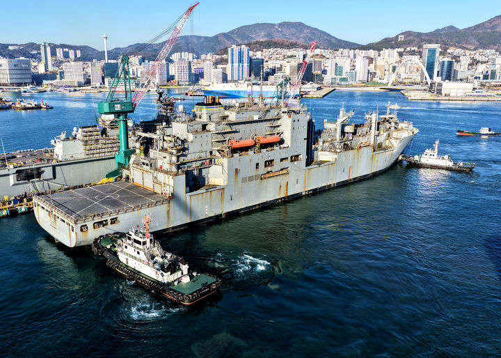 [부산=뉴시스] 지난 12일 정비를 받기 위해 부산 영도구 HJ중공업 영도조선소에 입항한 미국 해군 4만t급 군수지원함 아멜리아 에어하트함. (사진=HJ중공업 제공) 2026.01.19. photo@newsis.com&nbsp; *재판매 및 DB 금지