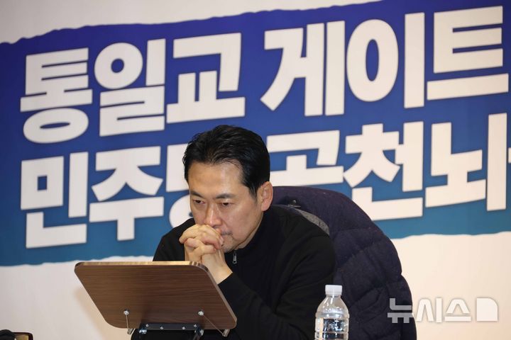 [서울=뉴시스] 조성봉 기자 = 장동혁 국민의힘 대표가 19일 오전 서울 여의도 국회 로텐더홀에서 '민주당의 공천 뇌물·통일교 게이트 특검 수용'을 촉구하며 단식농성을 하고 있다. 2026.01.19. suncho21@newsis.com