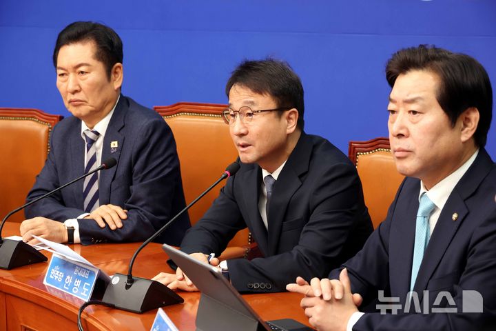 [서울=뉴시스] 조성봉 기자 = 한병도 더불어민주당 원내대표가 19일 오전 서울 여의도 국회에서 열린 최고위원회의에서 발언을 하고 있다. 2026.01.19. suncho21@newsis.com