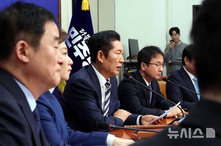 [서울=뉴시스] 조성봉 기자 = 정청래 더불어민주당 대표가 19일 오전 서울 여의도 국회에서 열린 최고위원회의에서 발언을 하고 있다. 2026.01.19. suncho21@newsis.com