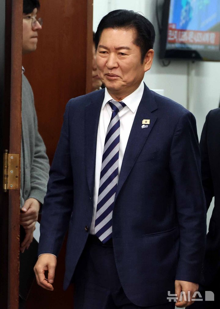 [서울=뉴시스] 조성봉 기자 = 정청래 더불어민주당 대표가 19일 오전 서울 여의도 국회에서 열린 최고위원회의에 참석하고 있다. 2026.01.19. suncho21@newsis.com