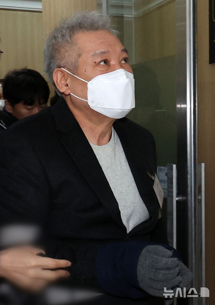 [서울=뉴시스] 조성우 기자 = '건진법사' 전성배 씨가 19일 오전 서울 서초구 관봉권 띠지 분실 의혹을 수사하는 안권섭 상설특검팀 사무실에 참고인 신분으로 출석하고 있다. 2026.01.19. xconfind@newsis.com