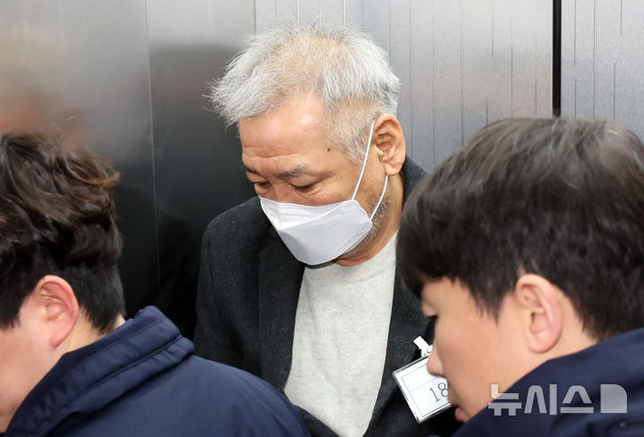 [서울=뉴시스] 조성우 기자 = 서울중앙지법 형사합의33부(부장판사 이진관)는 24일 김건희 여사와의 친분을 이용해 청탁 명목으로 수억원대 금품을 수수한 혐의를 받는 '건진법사' 전성배씨의 1심 선고기일을 연다. 사진은 전씨가 지난달 19일 오전 서울 서초구 관봉권 띠지 분실 의혹을 수사하는 안권섭 상설특검팀 사무실에 참고인 신분으로 출석하고 있는 모. 2026.02.24. xconfind@newsis.com