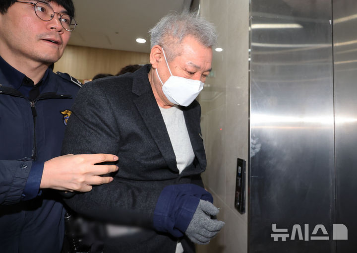 [서울=뉴시스] 조성우 기자 = '건진법사' 전성배 씨가 19일 오전 서울 서초구 관봉권 띠지 분실 의혹을 수사하는 안권섭 상설특검팀 사무실에 참고인 신분으로 출석하고 있다. 2026.01.19. xconfind@newsis.com