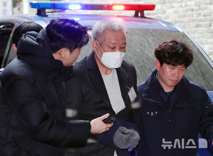 [서울=뉴시스] 조성우 기자 = '건진법사' 전성배 씨가 19일 오전 서울 서초구 관봉권 띠지 분실 의혹을 수사하는 안권섭 상설특검팀 사무실에 참고인 신분으로 출석하고 있다. 2026.01.19. xconfind@newsis.com