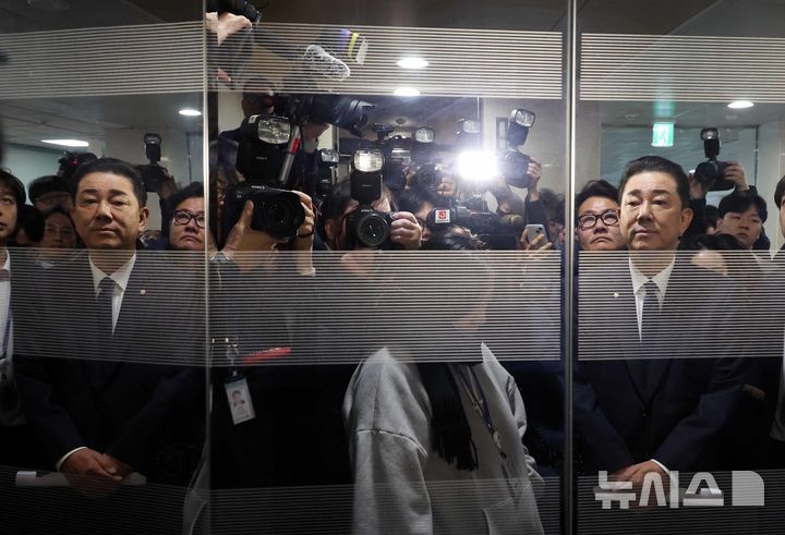 [서울=뉴시스] 조성봉 기자 = 김병기 전 더불어민주당 원내대표가 19일 오전 서울 여의도 국회 소통관에서 ‘공천헌금’의혹 관련 입장 발표를 마치고 엘리베이터를 기다리고 있다. 김 전 원내대표는 “징계에 대해 재심을 신청하지 않고 떠나겠다”고 빍혔다. 2026.01.19. suncho21@newsis.com 