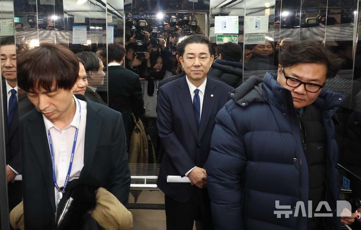 [서울=뉴시스] 조성봉 기자 = 김병기 전 더불어민주당 원내대표가 19일 오전 서울 여의도 국회 소통관에서 ‘공천헌금’의혹 관련 입장 발표를 마치고 엘리베이터로 이동하고 있다. 김 전 원내대표는 “징계에 대해 재심을 신청하지 않고 떠나겠다”고 빍혔다. 2026.01.19. suncho21@newsis.com 