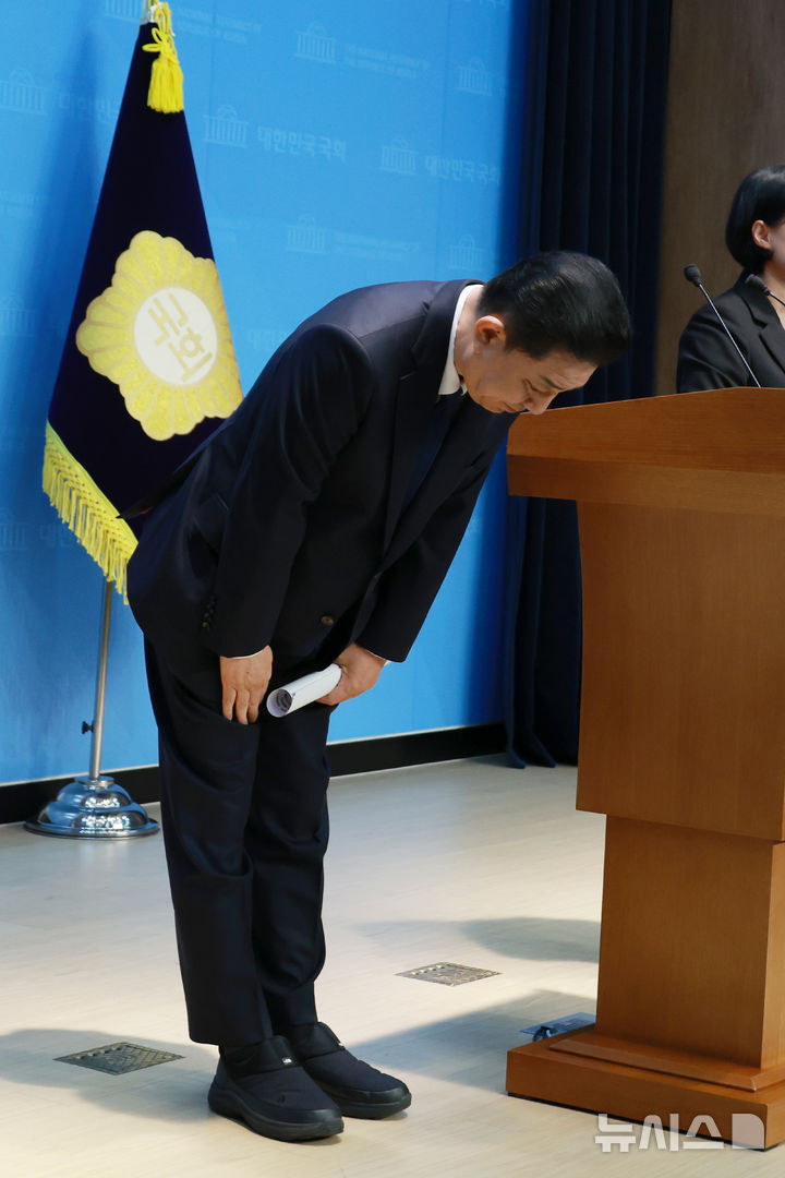 [서울=뉴시스] 고승민 기자 = 김병기 더불어민주당 전 원내대표가 19일 서울 여의도 국회 소통관에서 탈당 기자회견을 하던 중 고개숙여 인사하고 있다. 2026.01.19. kkssmm99@newsis.com