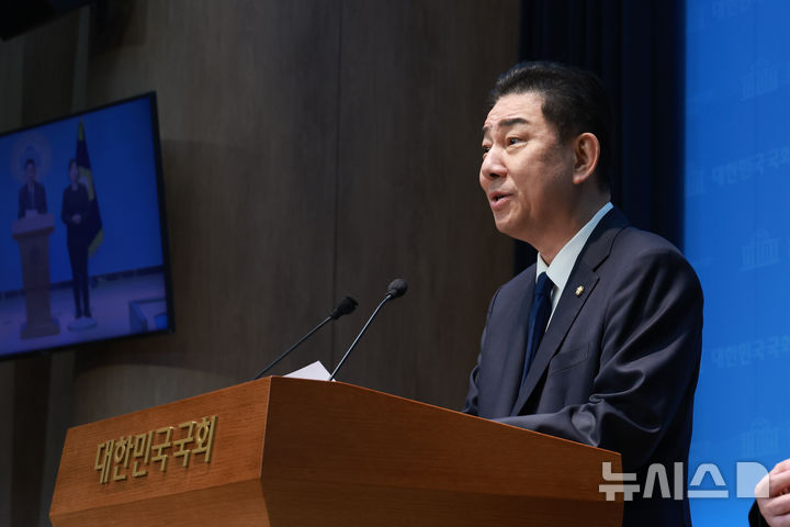 [서울=뉴시스] 고승민 기자 = 김병기 더불어민주당 전 원내대표가 19일 서울 여의도 국회 소통관에서 탈당 기자회견을 하고 있다. 2026.01.19. kkssmm99@newsis.com