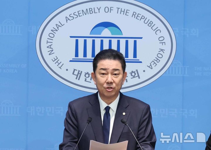 [서울=뉴시스] 조성봉 기자 = 김병기 전 더불어민주당 원내대표가 19일 오전 서울 여의도 국회 소통관에서 입장 발표를 하고 있다. 2026.01.19. suncho21@newsis.com