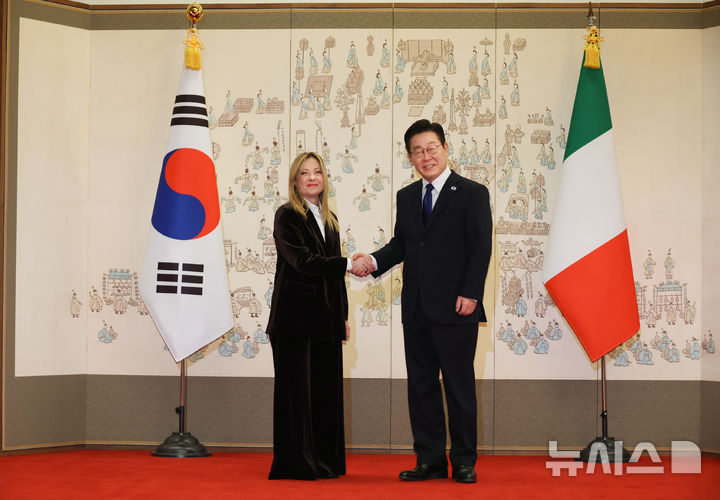 [서울=뉴시스] 최동준 기자 = 이재명 대통령과 조르자 멜로니 이탈리아 총리가 19일 청와대에서 한-이탈리아 정상회담에 앞서 기념촬영을 하고 있다. 2026.01.19. photocdj@newsis.com