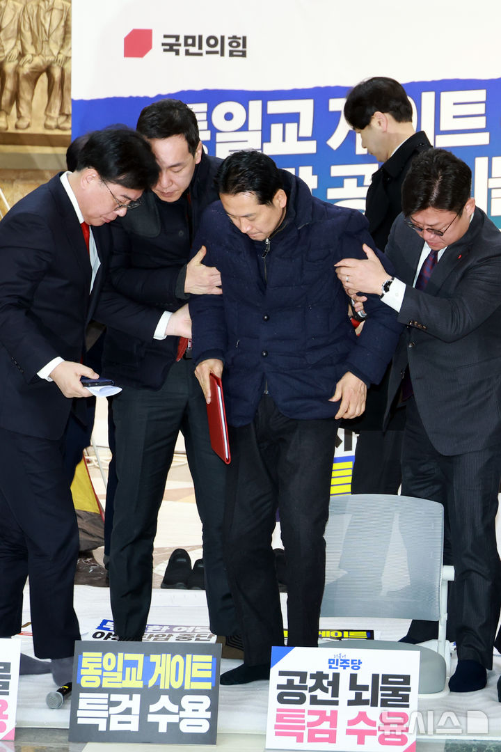 [서울=뉴시스] 고승민 기자 = 닷새째 단식농성 중인 장동혁 국민의힘 대표가 19일 서울 여의도 국회 로텐더홀에서 열린 최고위원회의를 마치고 최고위원 등에게 부축을 받으며 일어나고 있다. 2026.01.19. kkssmm99@newsis.com